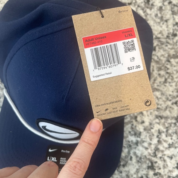 Nike men’s hat, navy blue hat, men’s golf hat - Picture 2 of 5